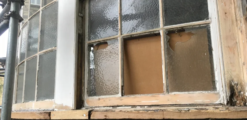 Cracked or missing glass pane in Sash windows