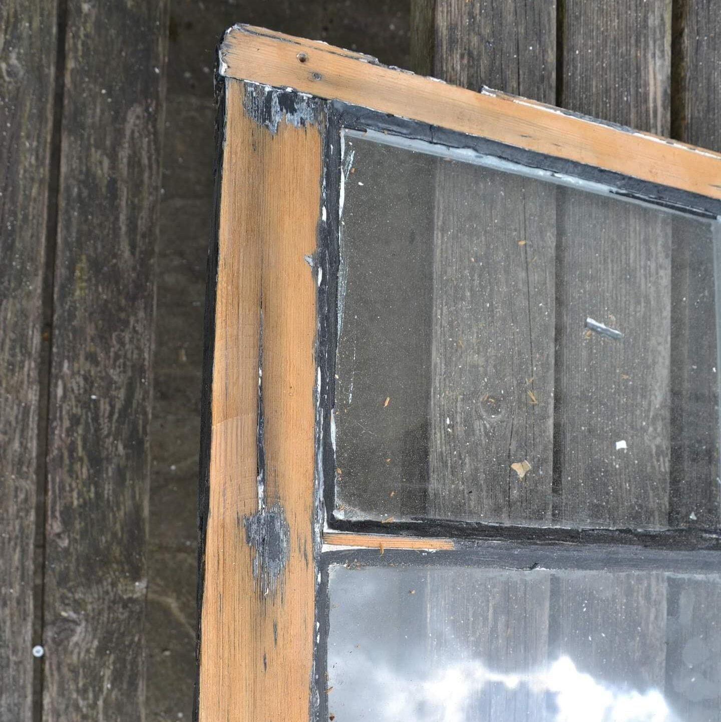 glass pane is rattling